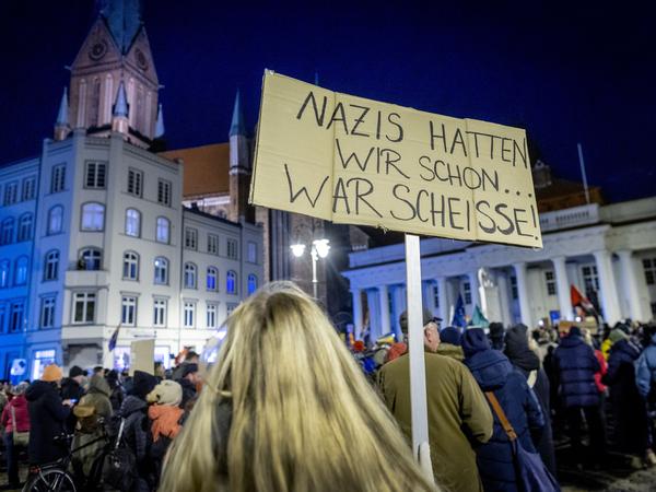 „Nazis hatten wir schon... war scheiße!“ meint eine Demonstrantin in Schwerin am 23. Januar 2024.