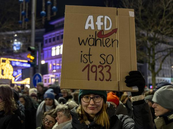 „AfD wählen ist so 1933“, findet eine Demonstrantin am 19. Januar 2024  in Bochum.