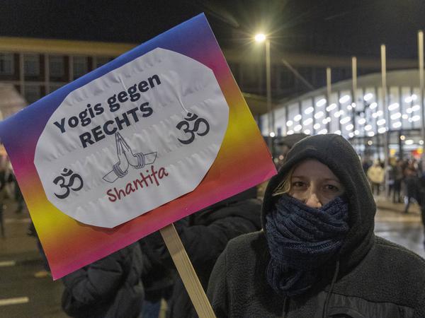 In Bochum demonstrierten am 19. Januar 2024 „Yogis gegen rechts“. 