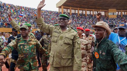 General Abdourahmane Tchiani, Kommandeur des Regiments der Präsidentengarde, der nach dem Putsch die Junta namens Nationaler Rat zum Schutz des Vaterlandes (CNSP) anführte und die Übergangsregierung leitete, nimmt an einer Demonstration von Putschisten teil und begrüßt sie am 6. August 2023 in einem Stadion in der nigrischen Hauptstadt Niamey. 