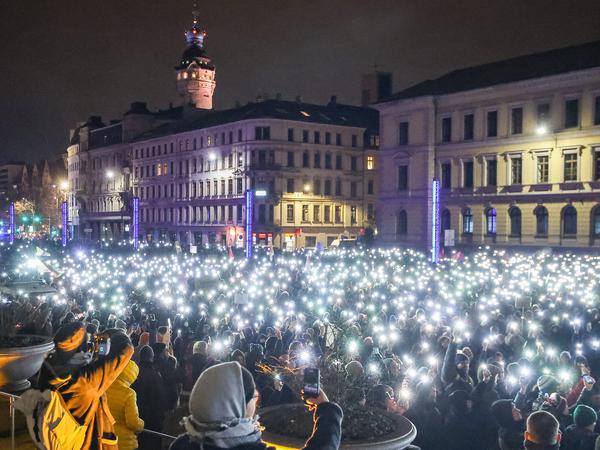Zahlreiche Teilnehmer leuchten am 15. Januar mit den Taschenlampen ihrer Handys bei einer Demo vor dem Bundesverwaltungsgericht in Leipzig. Das Motto: „Es reicht! Gegen die faschistischen Deportationspläne von AfD und Werteunion!“