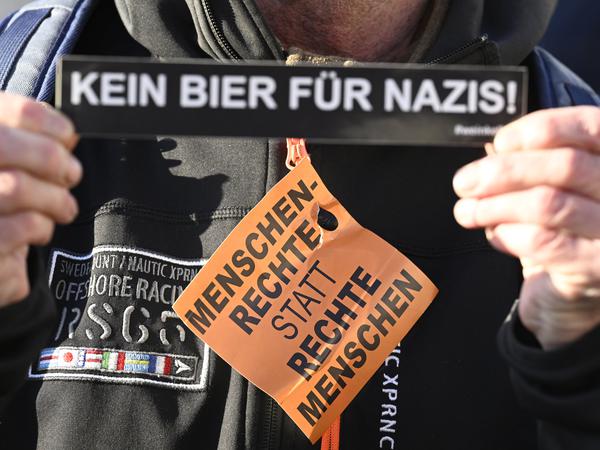 „Kein Bier für Nazis“, meint ein Demonstrant in Dortmund am 20. Januar 2024.