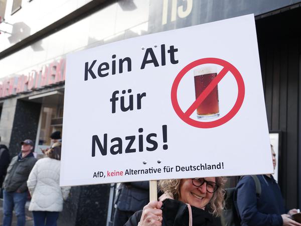 „Kein Alt für Nazis“, meint eine Teilnehmerin Demonstration in Düsseldorf unter dem Motto „Gegen die AfD - Wir schweigen nicht. Wir schauen nicht weg. Wir handeln!“.