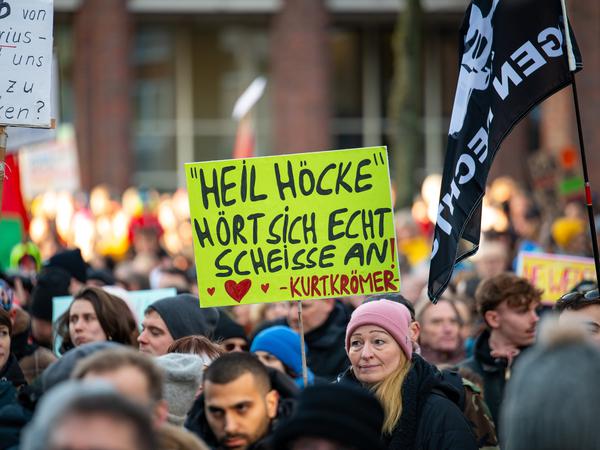 Eine Demo-Teilnehmerin in Hamburg zitiert am 28. Januar 2024 den Komiker Kurt Krömer: „Heil Höcke hört sich echt scheiße an!“