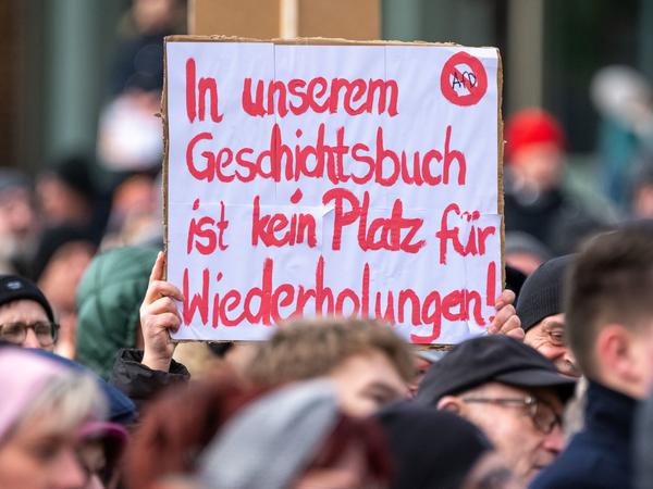 In Neubrandenburg erklärt ein Demonstrant am 21. Januar 2024: „In unserem Geschichtsbuch ist kein Platz für Wiederholungen!“