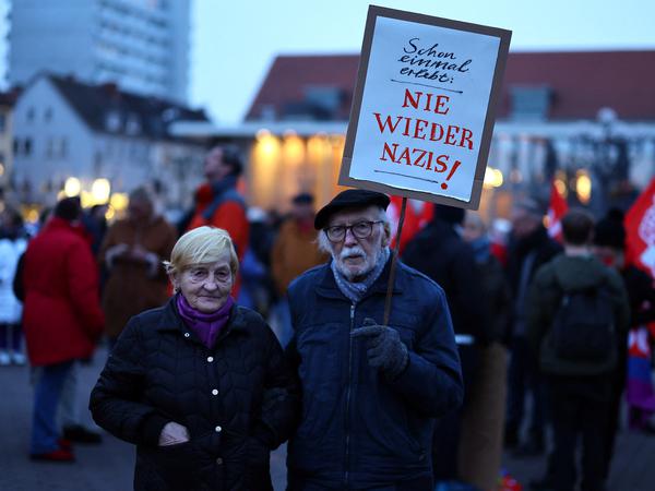 „Schon einmal erlebt. Nie weider Nazis“, steht auf einem Plakat von einem älteren Päärchen in Hanau am 30. Januar 2024.