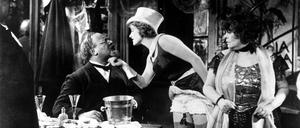 Professor Immanuel Rath (Emil Jannings) lässt sich von Lola Lola (Marlene Dietrich) gerne umgarnen. Ihre Rolle in Josef von Sternbergs Film „Der Blaue Engel“  (1930) machte die junge Schauspielerin über Nacht zum Star