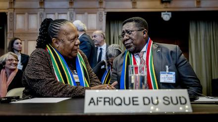 Südafrikas Außenministerin Naledi Pandor und Vusimuzi Madonsela, der südafrikanische Botschafter in den Niederlanden, während eines Verfahrens des Internationalen Gerichtshofs (IGH) über einen Antrag Südafrikas auf Notfallmaßnahmen für Gaza. 