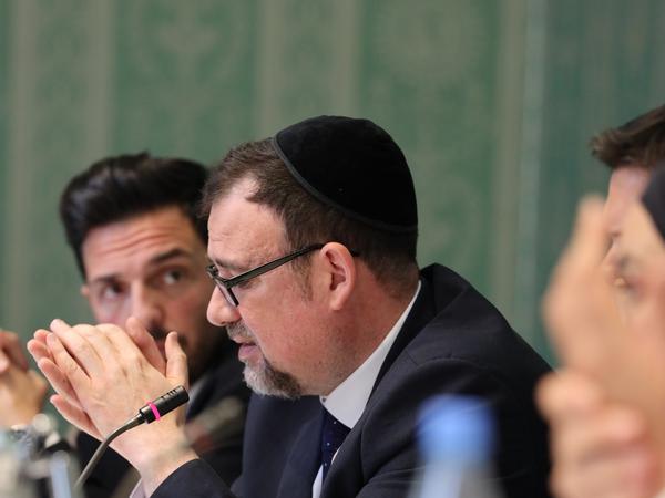 Dervis Hizarci von der Kreuzberger Initiative gegen Antisemitismus (links), und Rabbiner Elias Dray von dem Bildungsprojekt „meet2respect“ bei dem gemeinsamen Treffen.