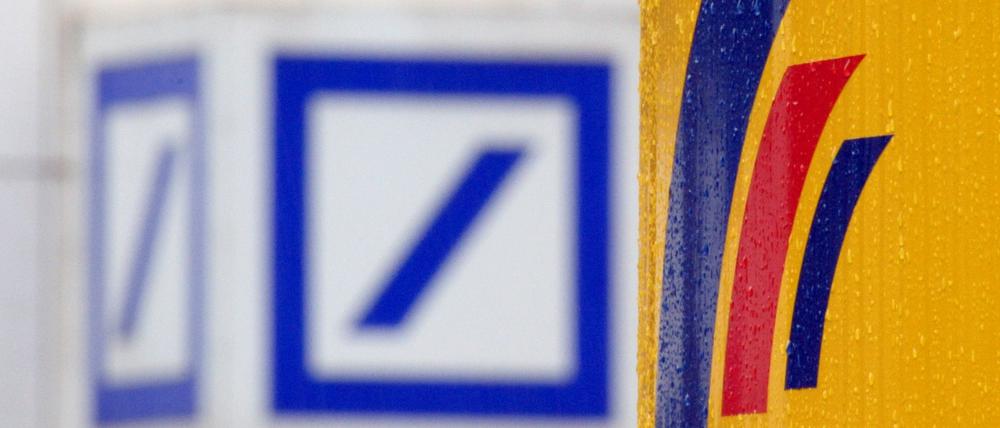 Die Deutsche Bank will bis 2026 250 Filialen der Postbank schließen, teilte Privatkunden-Chef Claudio de Sanctis am Montag mit. (Archivfoto) 