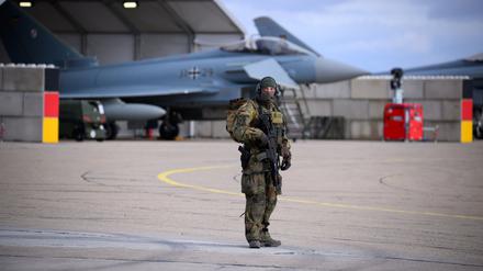 Ein Bundeswehr-Soldat steht auf dem Flugplatz Mihail Kogalniceanu, in der Nähe von Constanta (Rumänien), vor einem deutschen Eurofighter. (Symbolbild)