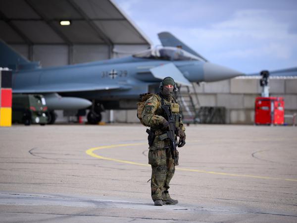 Ein Bundeswehr-Soldat steht auf dem Flugplatz Mihail Kogalniceanu, in der Nähe von Constanta (Rumänien), vor einem deutschen Eurofighter. 