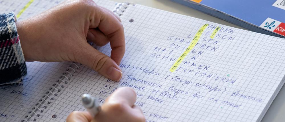 Ein ukrainischer Flüchtling nimmt an einem Deutschkurs des Bildungswerks der Bayerischen Wirtschaft (bbw) e. V. teil. (Archivfoto)