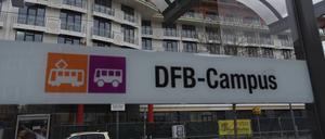 Das Haltestellenschild am DFB-Campus in Frankfurt am Main (Symbolbild).