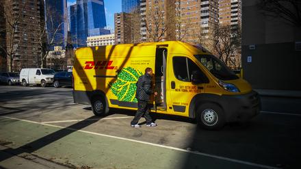 DHL-Paketwagen in New York: Die Paketzustellung im grenzüberschreitenden E-Commerce hat sich zu einem veritablen Wachstumstreiber des Konzerns entwickelt.