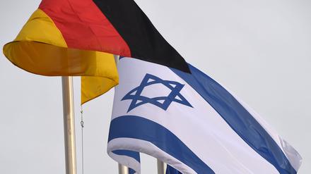Die Fahnen von Deutschland und Israel bei einer Veranstaltung am Pariser Platz in Berlin.