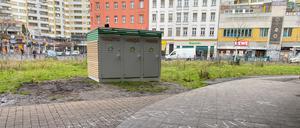 Die "Eco-Toilette" mit drei Kabinen ist seit dem 5. Dezember in Betrieb und steht auf der Mittelinsel unter dem U-Bahnviadukt Kottbusser Tor.
