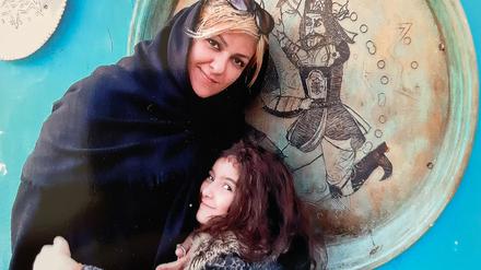 Die Iranierin Leyla Biouk mit ihrer Tochter Nila im Dokumentarfilm „Nilas Traum im Garten Eden“. Regie: Niloufar Taghizadeh