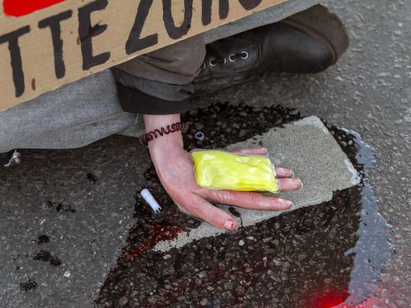 Es hat sich ausgeklebt. AktivistInnen der Klimaschutzgruppe – Letzte Generation – bei ihrer vermutlich letzten Straßenblockade mit angeklebten Händen. 16 AktivistInnen blockierten die Hauptstraße am Innsbrucker Platz. Neun waren an den Asphalt geklebt.