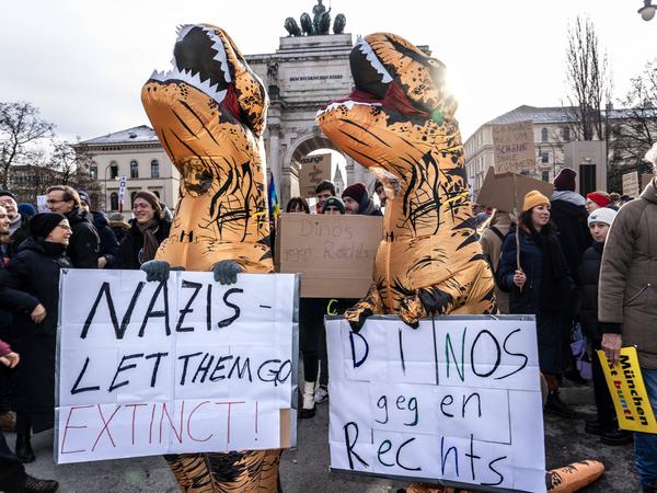 In München demonstrierten am 21. Januar zwei „Dinos gegen Rechts“ und beklagten: „Nazis ließen sie aussterben“.
