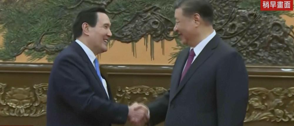 10.04.2024, China, Peking: In diesem Bild aus einem Video des taiwanesischen Fernsehsenders TVBS trifft sich Xi Jinping (r), Präsident von China, mit Ma Ying-jeou, dem ehemaligen Präsident von Taiwan.
