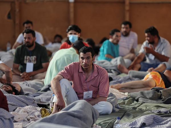 Überlebende des Schiffsunglücks warten in einer Unterkunft in der griechischen Stadt Kalamata.