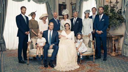 Repräsentatives Lächeln für die Normalsterblichen. Prinz William und Kate Middleton bei der offiziellen Tauffeier für ihren Sohn Prinz Louis.