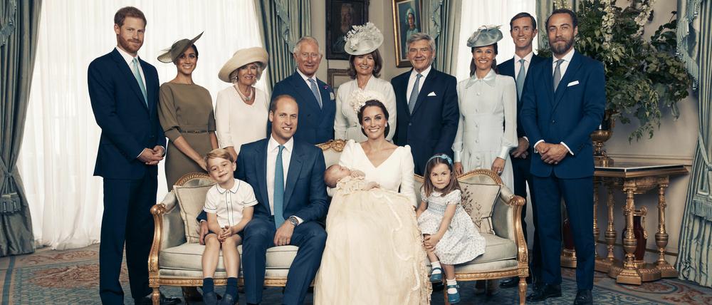 Repräsentatives Lächeln für die Normalsterblichen. Prinz William und Kate Middleton bei der offiziellen Tauffeier für ihren Sohn Prinz Louis.