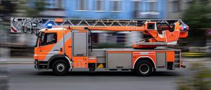 Drehleiter der Berliner Feuerwehr verlässt die Feuerwache Prenzlauer Berg.