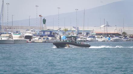 Beamte der Guardia Civil, die eine vermisste Person gesucht haben, treffen im Hafen ein. (Archivbild)