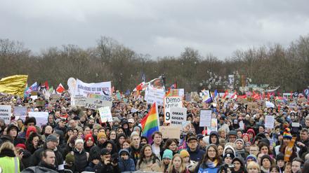 Mindestens 150.000 Menschen nahmen am Sonnabend an der Demo „Wir sind die Brandmauer“ teil. Darunter auch viele queere Personen. 