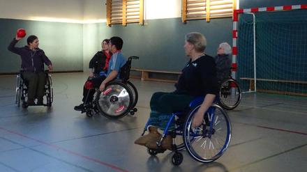 Der Rollstuhlsport aus Falkensee in Aktion. Hier geht es um Power, rasante Manöver und Wendigkeit.