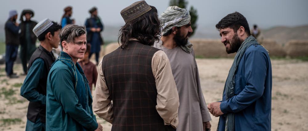 Jordan Bryon (links) und Farzad Fetrat (rechts) im Gespräch mit Taliban-Mitgliedern.