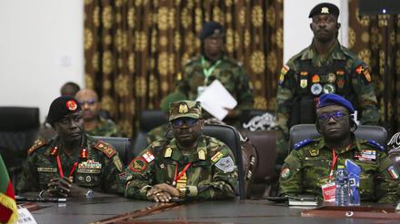Ghanas Vizeadmiral Seth Amoama (M) flankiert von Generalleutnant Yankuba Drammeh aus Gambia (l) und General Lassina Doumbia von der Elfenbeinküste hören während der außerordentlichen Sitzung des ECOWAS-Ausschusses der Chefs des Verteidigungsstabs in Accra, Ghana zu. 