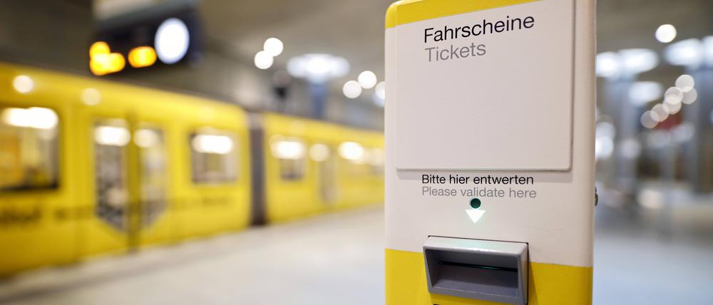 Ein Fahrschein-Entwerter in der Berliner U-Bahn, an dem Reisende ihre BVG-Tickets entwerten bzw. abstempeln müssen. (Symbolbild)