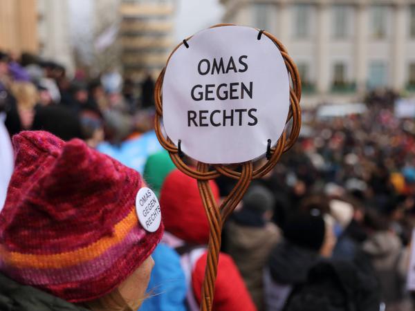Bei einer großen Kundgebung in Potsdam waren am 14. Januar 2024 auch die „Omas gegen rechts“ dabei. 