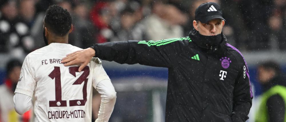 Ging nicht. Bayern-Trainer Thomas Tuchel tröstet Eric Maxim Choupo-Moting nach seiner Auswechslung. 