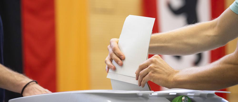 Einwurf der Stimmzettel in eine Wahlurne in Berlin am 26. September 2021. 