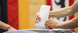  Einwurf der Stimmlzettel in eine Wahlurne in Berlin am 26. September 2021.