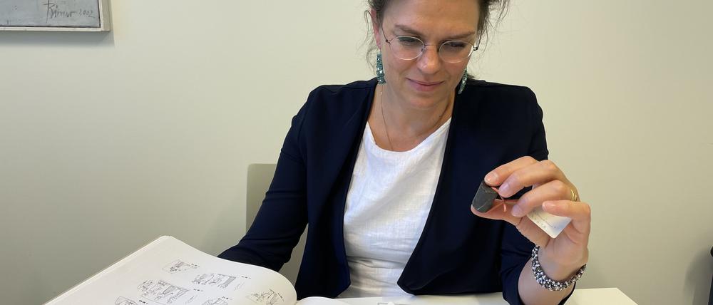 Elisa Roßberger, Juniorprofessorin am Institut für Vorderasiatische Archäologie der Freien Universität Berlin, mit Rollsiegeln aus der Sammlung des Instituts. Sie arbeitet an einer Datenbank mit über 20000 digitalisierten Siegeln beziehungsweise Abdrücken.