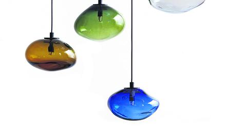 Zarte Natürlichkeit: Die frei geblasenen Glaskorpusse von Simone Lüling sind nicht an eine Zeit oder einen Stil gebunden. 