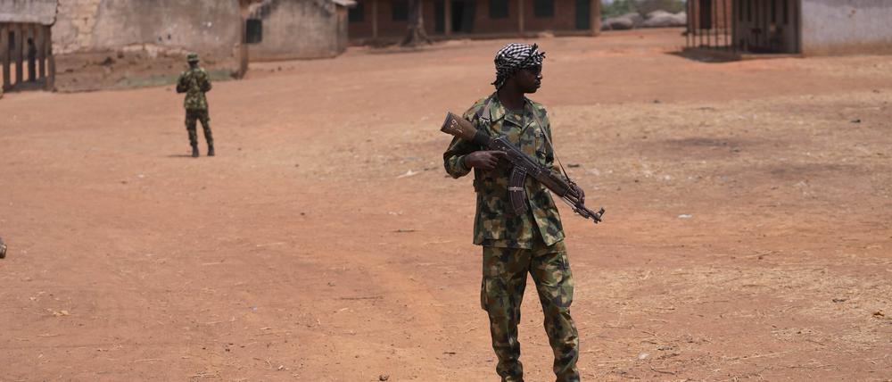 Nigerianische Soldaten patrouillieren an der LEA Primary and Secondary School Kuriga, wo Schüler entführt wurden, in Kuriga, Kaduna Nigeria.  