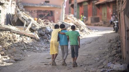Kinder gehen durch die Trümmer der durch das Erdbeben beschädigten Stadt Amizmiz außerhalb von Marrakesch. 