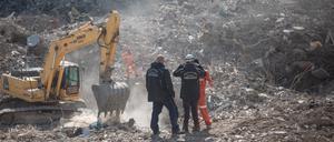  Das deutsche Team der ehrenamtliche Organisation «Deathcare»  durchsucht die Trümmer der eingestürzten Gebäude im Epizentrum des Erdbebens
