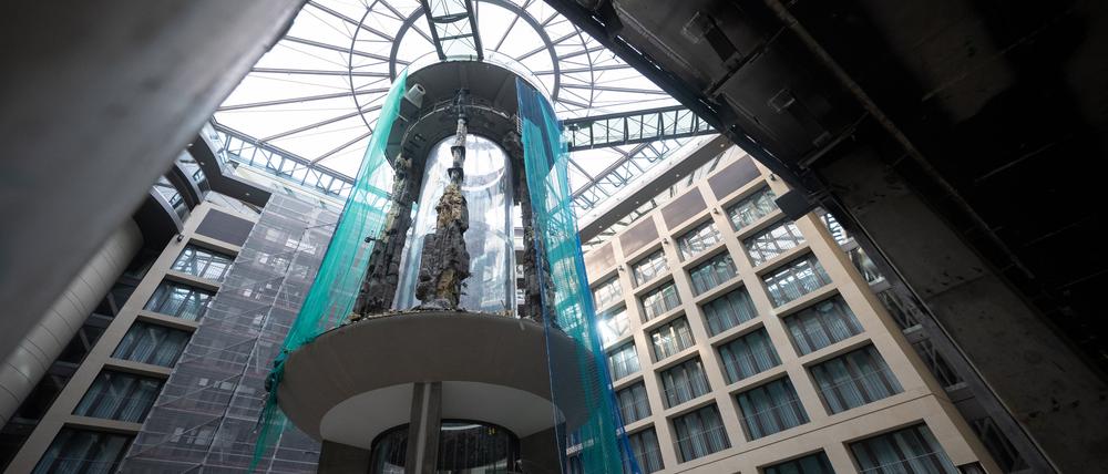 Das 16 Meter hohe Aquarium Aquadom war am 16. Dezember 2022 mitten in der Berliner Innenstadt aus bislang ungeklärter Ursache zerplatzt.