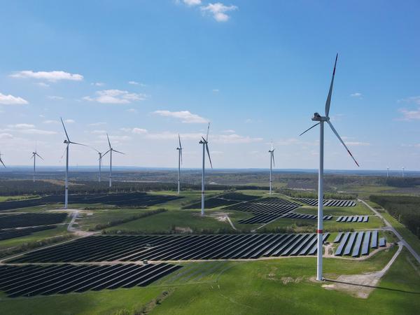 Auf der Hochfläche in Klettwitz bei Schipkau (Landkreis Oberspreewald-Lausitz) stehen viele Windenergieanlagen und mehrere Solarparks (Luftaufnahme mit einer Drohne). 