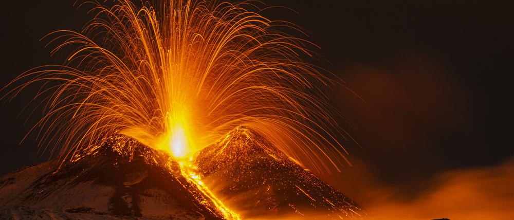 Lava wird während einer Eruption aus dem Südostkrater des Ätna geschleudert. 