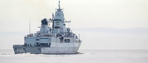 Die Fregatte „Hessen“ läuft aus dem Hafen aus. Das Schiff der Bundeswehr brach von Wilhelmshaven aus in See, um sich im Roten Meer am Schutz von Handelsschiffen gegen Angriffe der vom Iran unterstützten Huthi-Miliz zu beteiligen. 