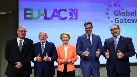Auf der Suche nach dem Weg zu globalem Erfolg: EU-Kommissionspräsidentin Ursula von der Leyen mit Brasiliens Staatsoberhaupt Luiz Inacio Lula da Silva (links neben ihr), Spaniens Regierungschef Pedro Sanchez (rechts neben ihr) sowie zwei Vertretern von Entwicklungsbanken beim EU-Südamerika-Gipfel in Brüssel. 