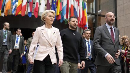 Ursula von der Leyen, Präsidentin der Europäischen Kommission, Wolodymyr Selenskyj, Präsident der Ukraine, und Charles Michel, Präsident des Europäischen Rates(l.-r.), gehen während eines EU-Gipfels nebeneinander.